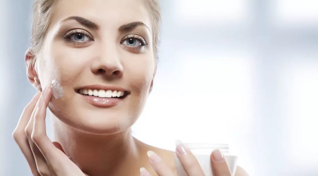 پوست کرم مرطوب کننده برای صورت؛ طریقه استفاده و فواید