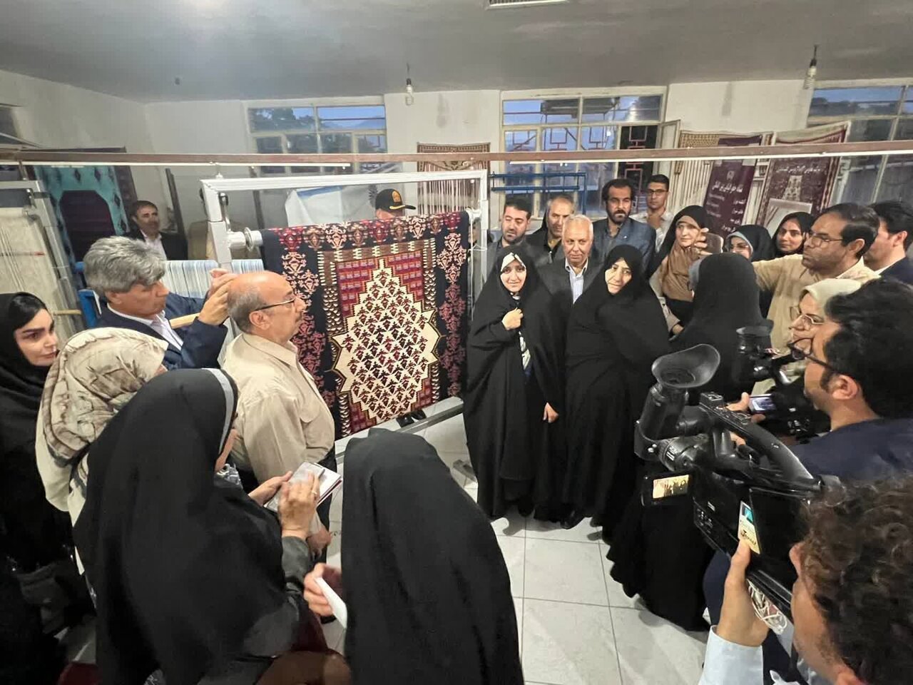 بازدید معاون رئیسجمهور از کارگاههای گلیمبافی در شهرستان هرسین - خبرگزاری مهر | اخبار ایران و جهان