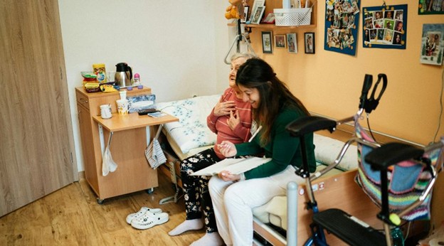 چرا مراقبت حرفه‌ای در منزل نقش مهمی در بهبود سالمندان و کودکان دارد؟