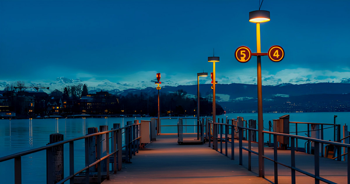 پایه چراغ روشنایی نصب شده در کنار دریا